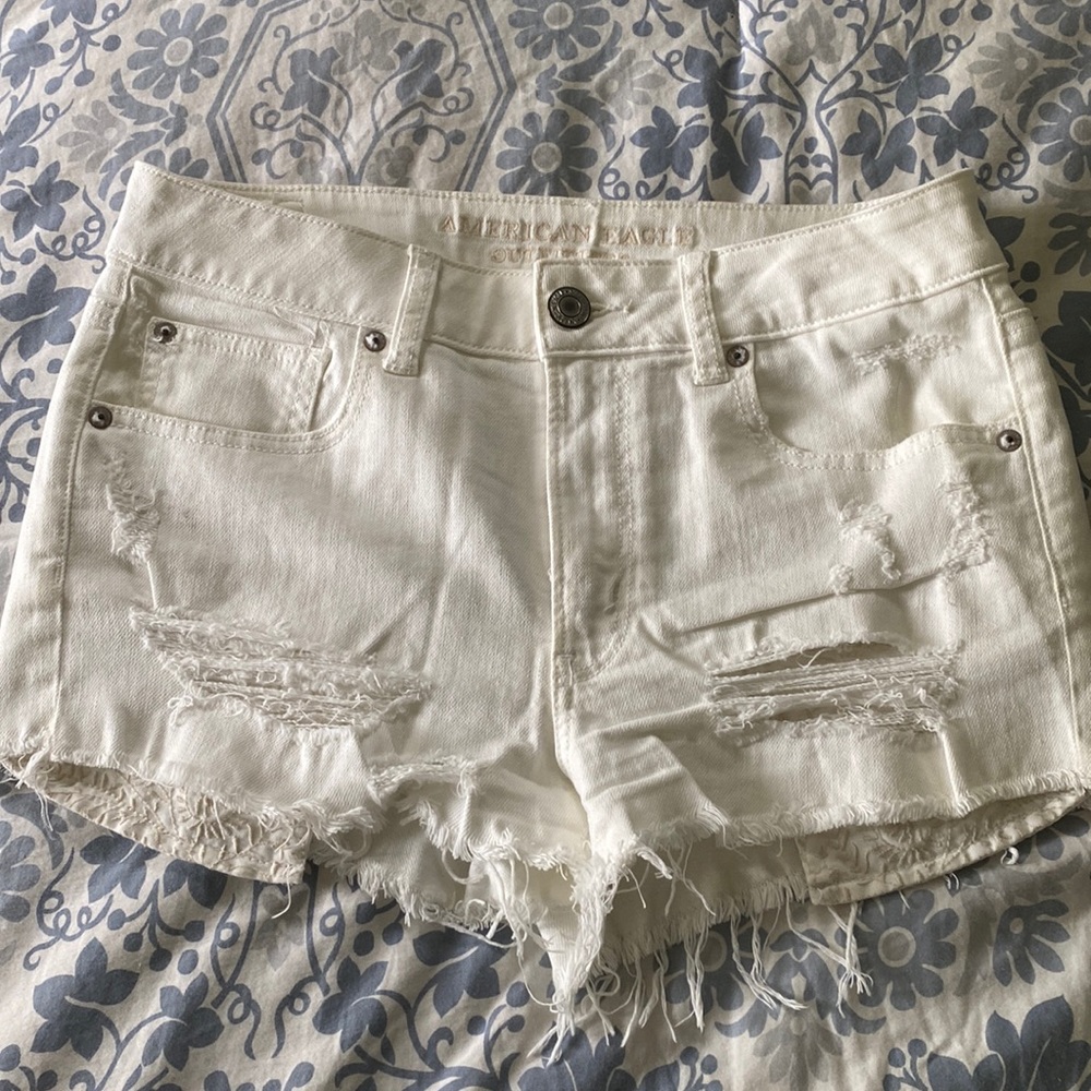 White American Eagle shorts